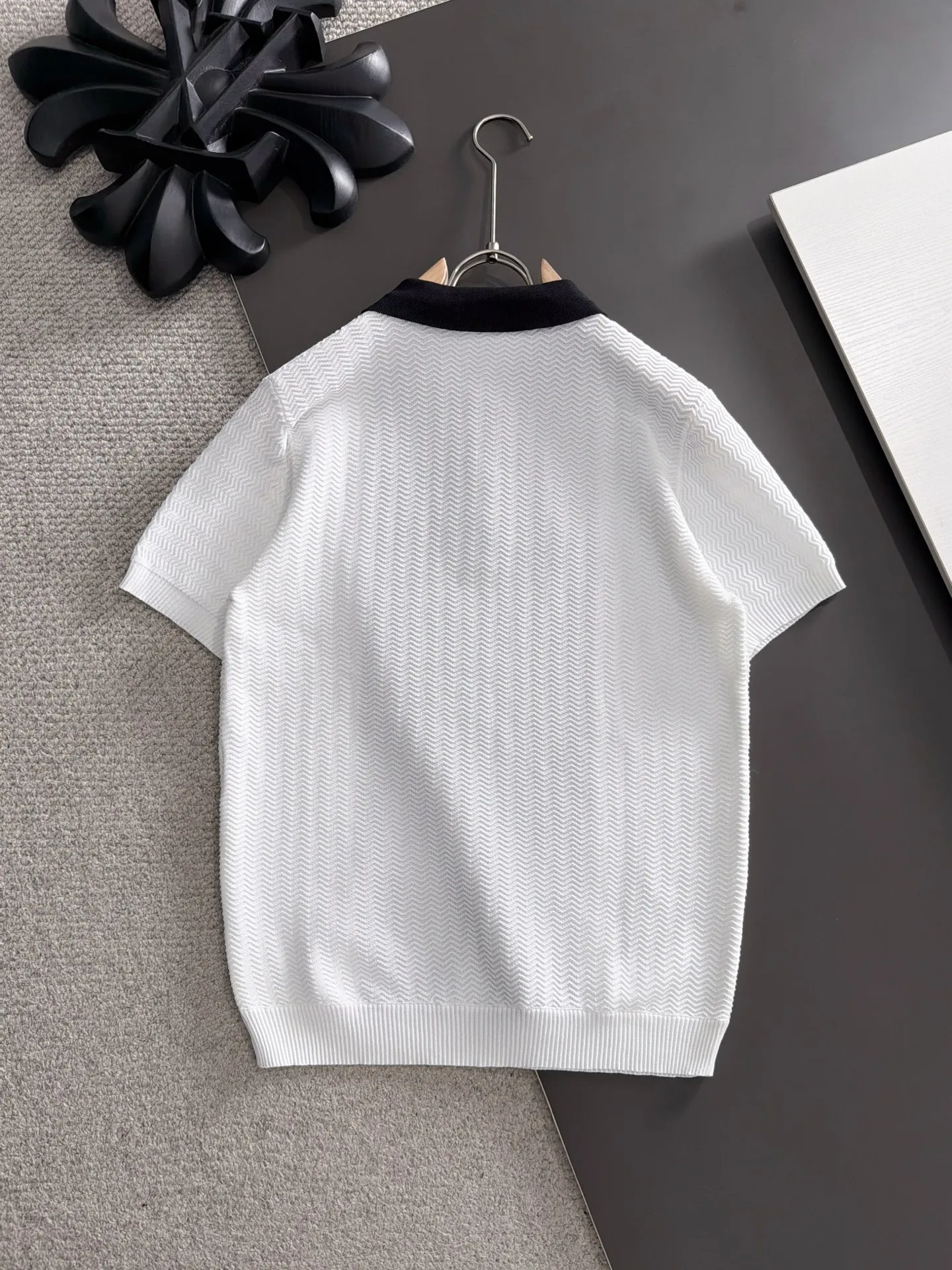 Shipping next day TR high quality - The Row 26ss New Arrival men's short-sleeved T-shirt. Like LP and BC, it belongs to the same old-money style top-notch light luxury brand. The New Arrival Original men's casual short-sleeved shirt is made of combed cotton yarn knitted imitation cotton fabric. Exclusive Premium custom-controlled raw materials. 14-needle precision knitting. The iconic waffle soul is woven. The three-dimensional texture flows with subtle light and shadow. Viewed from a distance, it is introverted. It shows when you touch it closely. It feels substantial when weighed. The upper body is also more textured than ordinary T-shirts. Fashionable Versatile Hot Sale. It is skin-friendly and comfortable to wear. Premium boutique. The upper body is made of Factory's fine workmanship. A must-have item for men. Complete with three standards. Sizes M-3XL